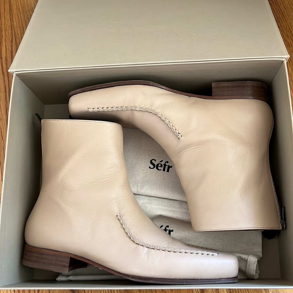 Sefr (or Séfr). Style: Lucky Boot. Color: Cream. Size: 42.